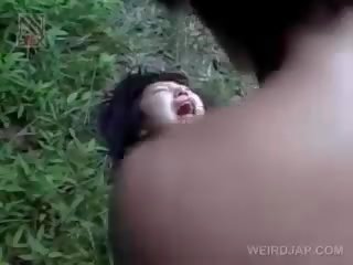 Fragile asiatique écolière obtention brutalement baisée dehors